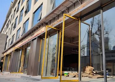 解析玻璃幕墙与铝合金门窗的行业标准差异