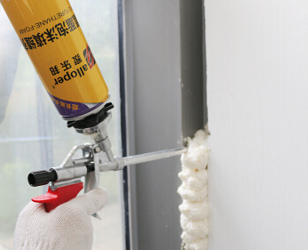 门窗发泡剂施工全攻略：打胶这六步，告别漏水烦恼