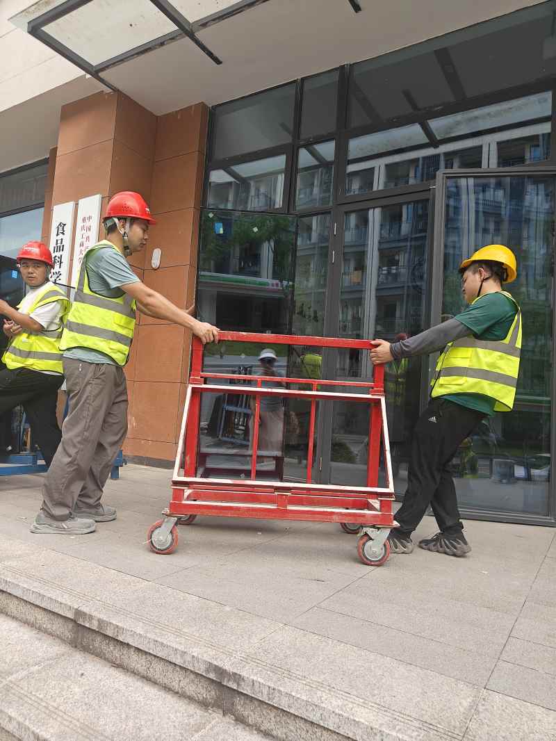 重庆工商大学实训楼塑钢窗进场施工案例