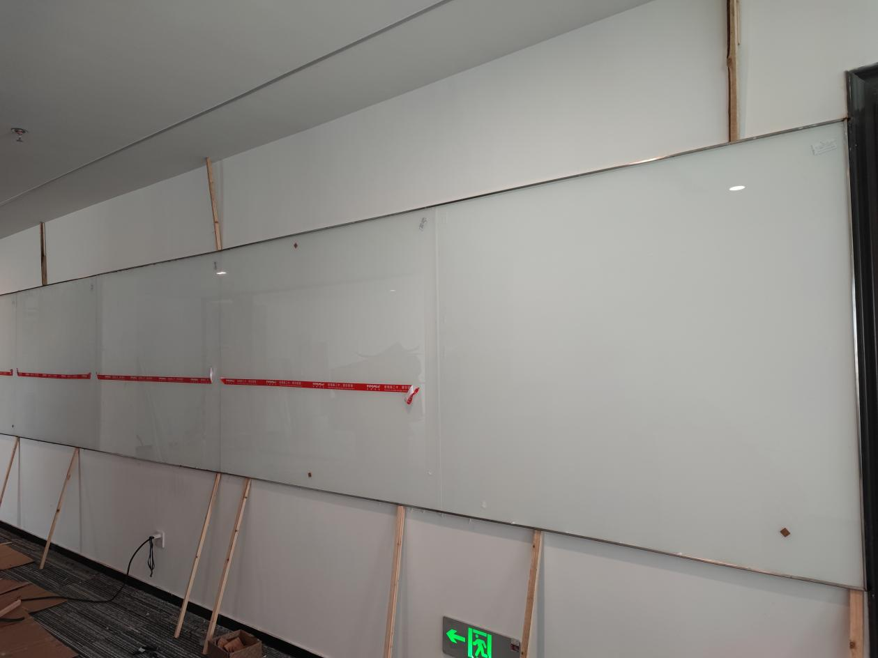 金山商业办公室（玻璃制品）：背漆玻璃、铝合金隔墙、自动感应门安装工程6