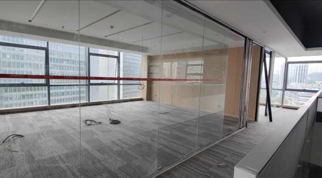 金山商业办公室（玻璃制品）：背漆玻璃、铝合金隔墙、自动感应门安装工程7