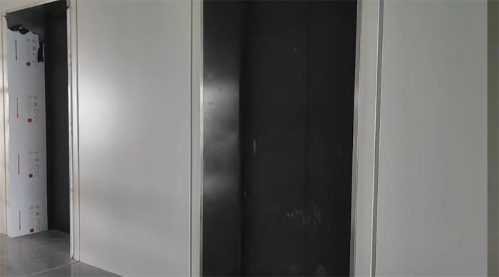 金山商业办公室（金属制品）：不锈钢条、 门套、铝扣板、踢脚线安装工程6