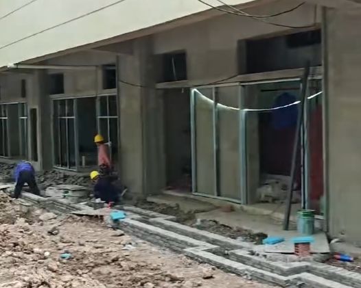 天宫殿学校首层铝合金窗框安装现场 天宫殿学校首层铝合金窗框安装现场