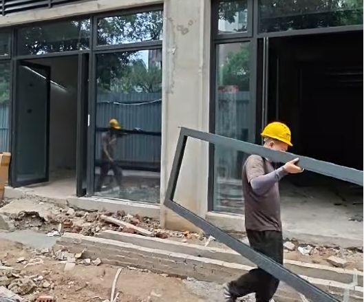 鸳鸯小学门窗工程窗扇人工转运进场 鸳鸯小学门窗工程窗扇人工转运进场
