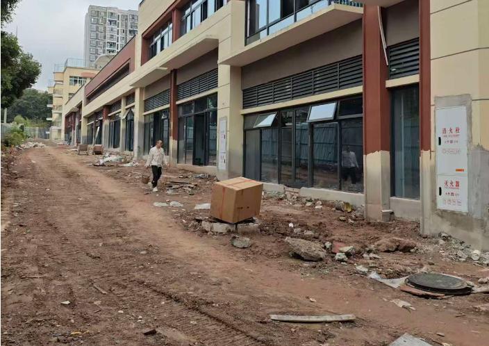鸳鸯小学沿街门窗安装施工阶段现场 鸳鸯小学沿街门窗安装施工阶段现场